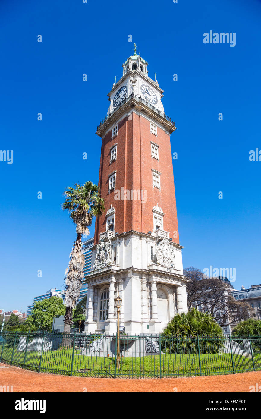 Torre monumentale , precedentemente noto come Torre de los Ingleses (Torre dell'inglese), Plaza Fuerza Aérea, un iconico punto di riferimento nel centro di Buenos Aires, Argentina Foto Stock