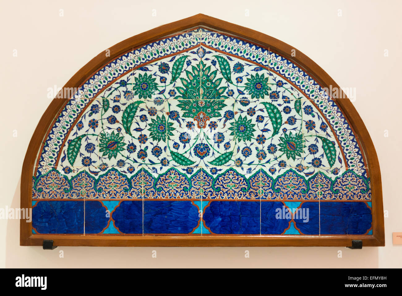 Chiosco piastrellato Iznik Tiles Tiles Istanbul Archaeology Museums Istanbul Turkey // ISTANBUL, Turkey — Una lunetta policroma di piastrelle smaltate di Iznik ca. 1575 nel chiosco piastrellato presso i Musei archeologici di Istanbul. Il chiosco piastrellato è stato commissionato dal sultano Mehmed II nel 1472 ed è uno degli edifici più antichi di Istanbul. Presenta architettura civile ottomana ed era parte dei giardini esterni del Palazzo Topkapı. Fu utilizzato come Museo Imperiale tra il 1875 e il 1891 prima che la collezione si spostasse nell'edificio principale di nuova costruzione. Fu aperto al pubblico nel 1953 come museo di arte turca e islamica Foto Stock Chiosco piastrellato Iznik Tiles Tiles Istanbul Archaeology Museums Istanbul Turkey // ISTANBUL, Turkey — Una lunetta policroma di piastrelle smaltate di Iznik ca. 1575 nel chiosco piastrellato presso i Musei archeologici di Istanbul. Il chiosco piastrellato è stato commissionato dal sultano Mehmed II nel 1472 ed è uno degli edifici più antichi di Istanbul. Presenta architettura civile ottomana ed era parte dei giardini esterni del Palazzo Topkapı. Fu utilizzato come Museo Imperiale tra il 1875 e il 1891 prima che la collezione si spostasse nell'edificio principale di nuova costruzione. Fu aperto al pubblico nel 1953 come museo di arte turca e islamica Foto Stock