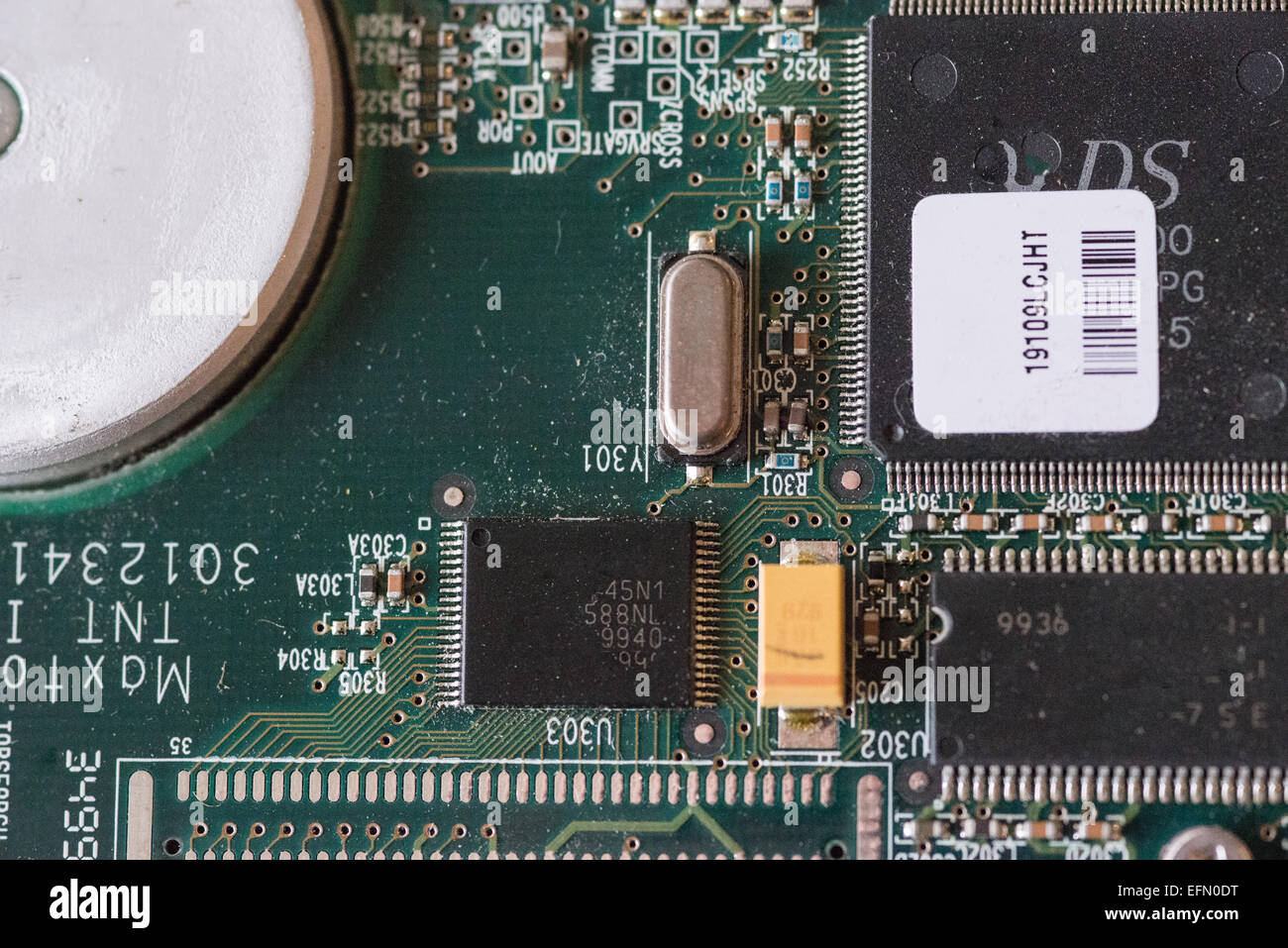 Scheda a circuito stampato del computer unità disco rigido // primo piano della scheda a circuito stampato del computer su un'unità disco rigido interna. Foto Stock