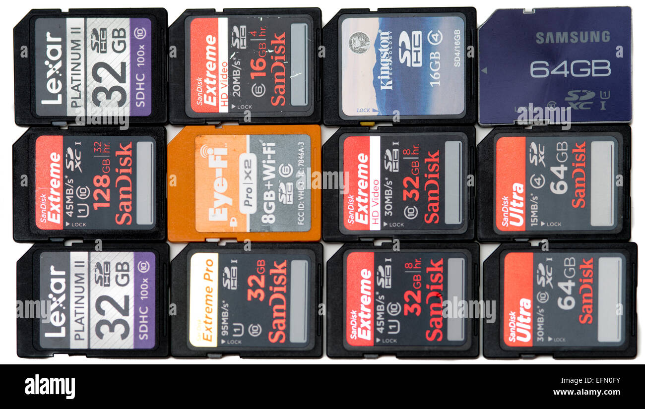 Schede di memoria SDXC SDHC | Una griglia di schede di memoria SDXC e SDHC, tra cui i modelli SanDisk Extreme, Extreme Pro e Ultra insieme a Lexar Platinum II, Kingston, Samsung e una scheda Wi-Fi Eye-Fi, mostra la gamma di capacità e classi di velocità utilizzate nelle fotocamere digitali. Le capacità vanno da 8 GB a 128 GB, con velocità nominali da Classe 4 a UHS-i 95 MB/s, riflettendo oltre un decennio di sviluppo di schede di memoria per la fotografia e i video. Foto Stock