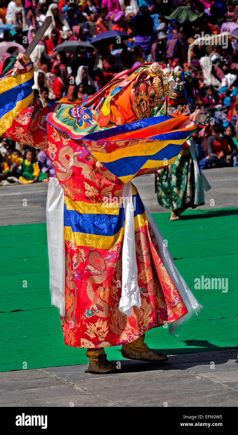 Il Bhutan - danzatori mascherati reinterpreta le storie e i miti ad una platea gremita presso il Trashi Chhoe Dzongduring il Thimphu Drubchen. Foto Stock