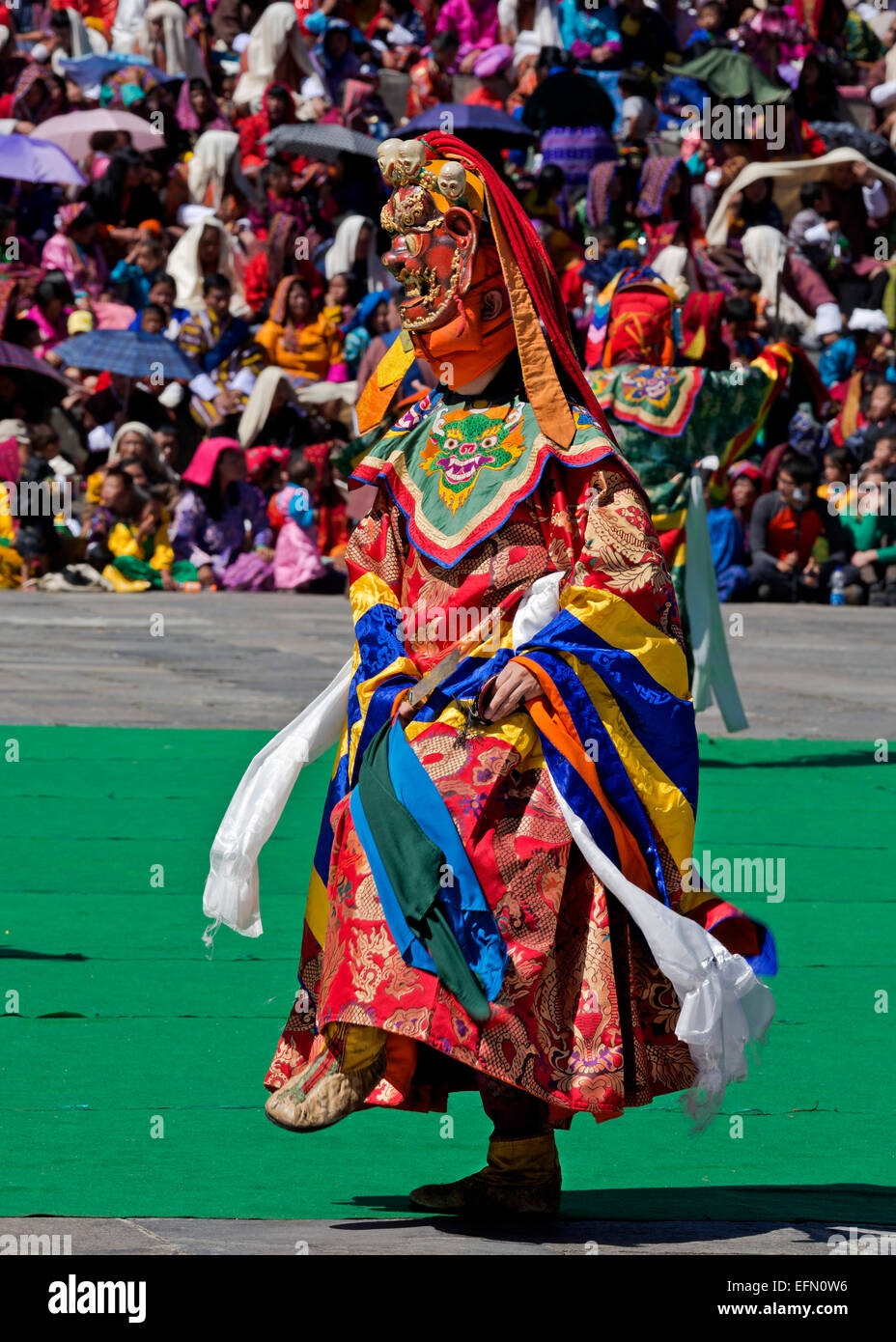 Il Bhutan - danzatori mascherati reinterpreta le storie e i miti al Trashi Chhoe Dzongduring il Thimphu Drubchen (festival). Foto Stock