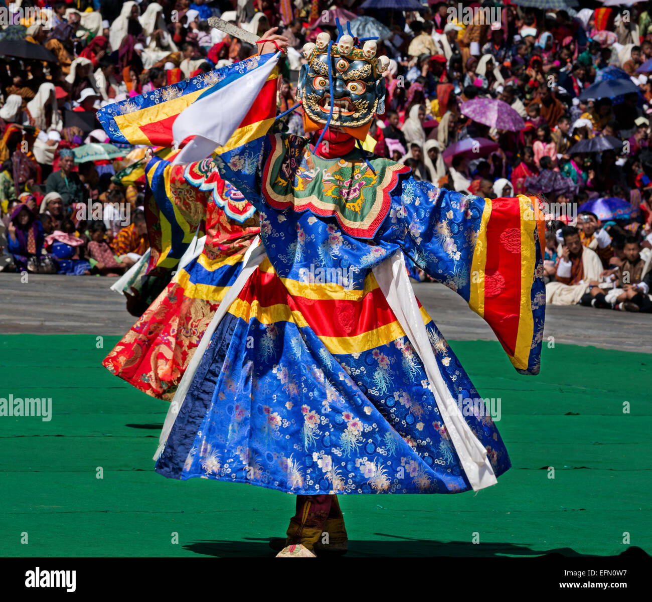Il Bhutan - danzatori mascherati reinterpreta le storie e i miti al Trashi Chhoe Dzongduring il Thimphu Drubchen (festival). Foto Stock