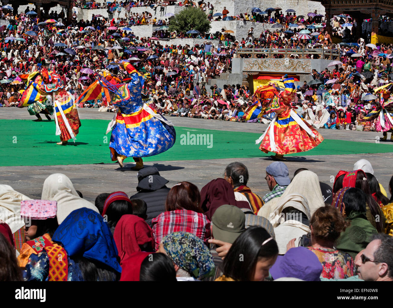 Il Bhutan - danzatori mascherati reinterpreta le storie e i miti ad una platea gremita presso il Trashi Chhoe Dzongduring il Thimphu Drubchen. Foto Stock