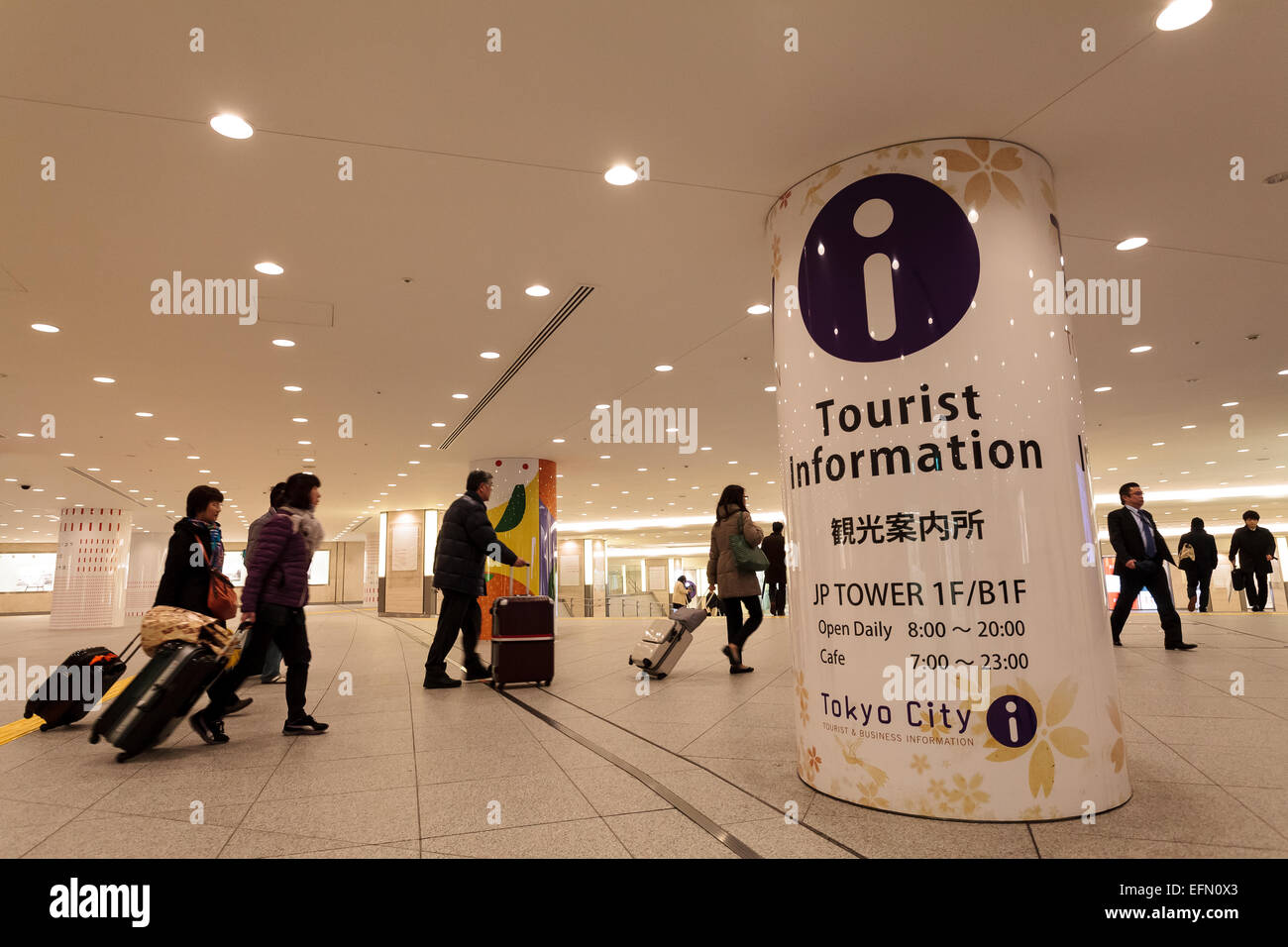 Un cartello per informazioni turistiche nella Tokyo Post Tower vicino alla stazione di Tokyo, Giappone Foto Stock