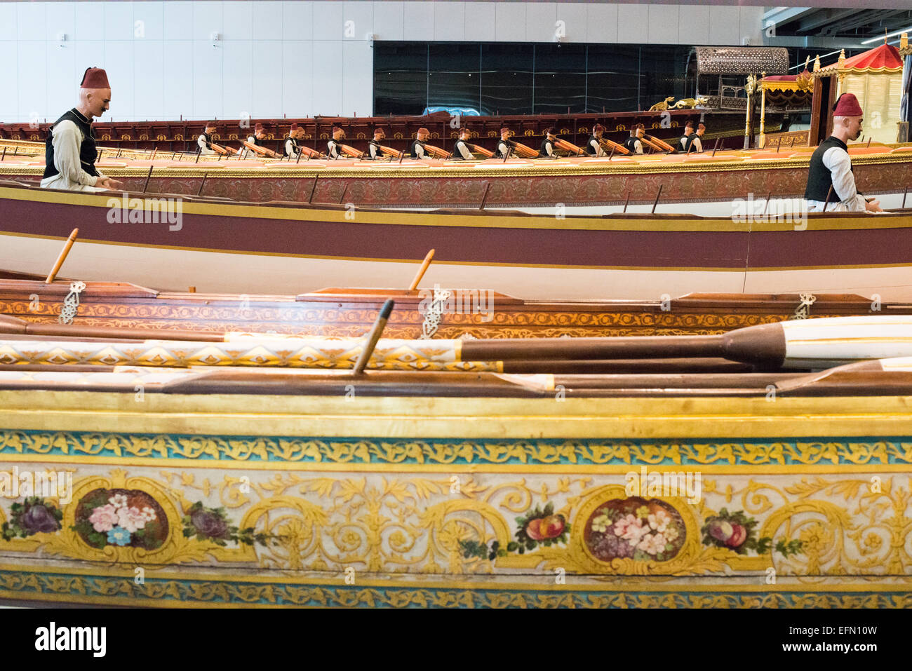 ISTANBUL, Turchia / Türkiye - il Museo della Marina di Istanbul risale a oltre un secolo fa, ma ora è ospitato in un nuovo edificio costruito appositamente sulle rive del Bosforo. Mentre apparentemente si riferisce alla storia navale turca, il nucleo della sua collezione è costituito da 14 caiques imperiali, per lo più del XIX secolo, che sono esposti sui due piani principali del museo. Foto Stock