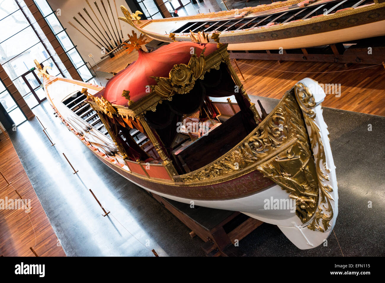 ISTANBUL, Turchia / Türkiye - il Museo della Marina di Istanbul risale a oltre un secolo fa, ma ora è ospitato in un nuovo edificio costruito appositamente sulle rive del Bosforo. Mentre apparentemente si riferisce alla storia navale turca, il nucleo della sua collezione è costituito da 14 caiques imperiali, per lo più del XIX secolo, che sono esposti sui due piani principali del museo. Foto Stock