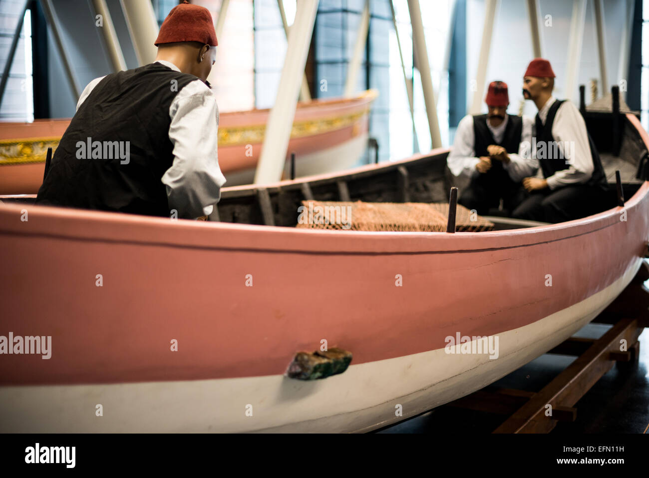 ISTANBUL, Turchia / Türkiye - l'Inebolu Caique era una specie di barca a remi utilizzata per trasportare ordigni nel Mar Nero durante la guerra d'indipendenza turca. Il Museo della Marina di Istanbul risale a oltre un secolo fa, ma ora è ospitato in un nuovo edificio costruito appositamente sulle rive del Bosforo. Mentre apparentemente si riferisce alla storia navale turca, il nucleo della sua collezione è costituito da 14 caiques imperiali, per lo più del XIX secolo, che sono esposti sui due piani principali del museo. Foto Stock