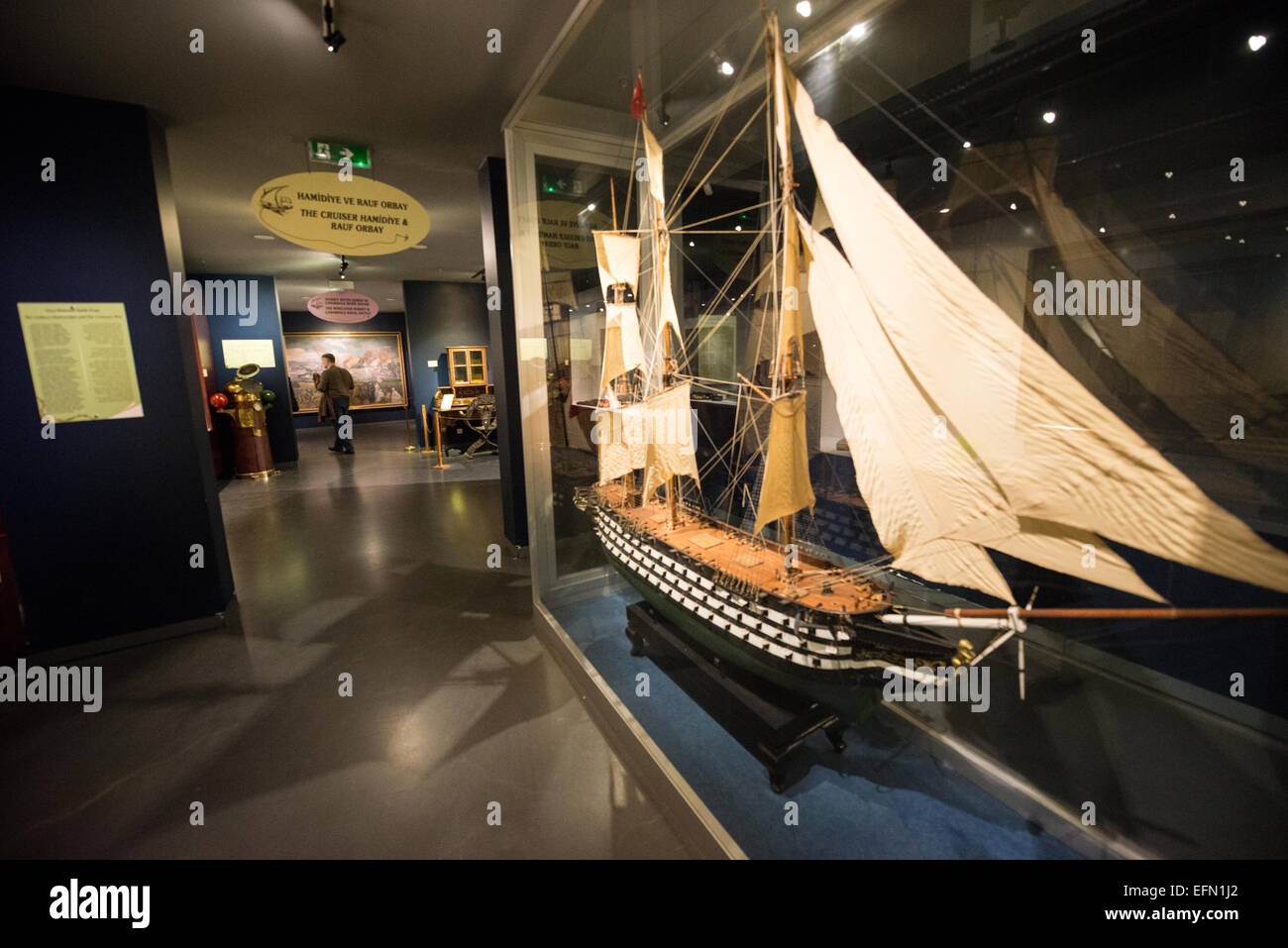 Mahmudiye Galleon Scale Model Istanbul // ISTANBUL, Turchia — Un modello in scala del galeone Mahmudiye, in servizio attivo nella Marina turca dal 1829 al 1874. Il Museo della Marina di Istanbul risale a oltre un secolo fa, ma ora è ospitato in un nuovo edificio costruito appositamente sulle rive del Bosforo. Mentre apparentemente si riferisce alla storia navale turca, il nucleo della sua collezione è costituito da 14 caiques imperiali, per lo più del XIX secolo, che sono esposti sui due piani principali del museo. Foto Stock
