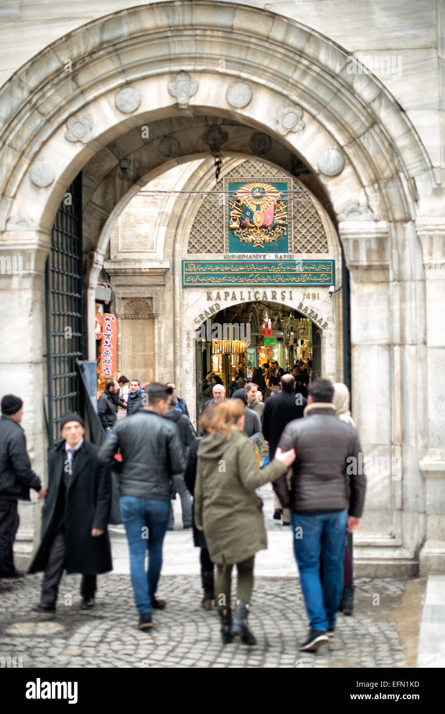 ISTANBUL, Turchia / Türkiye - Una vista della porta 1 del Gran Bazar (Nuruosmaniye Kapisi) dalla moschea Nuruosmaniye. La Moschea Nuruosmaniye, situata accanto al Gran Bazar di Istanbul, fu completata nel 1755 e fu la prima e più grande moschea ad essere costruita in stile barocco ottomano. Foto Stock