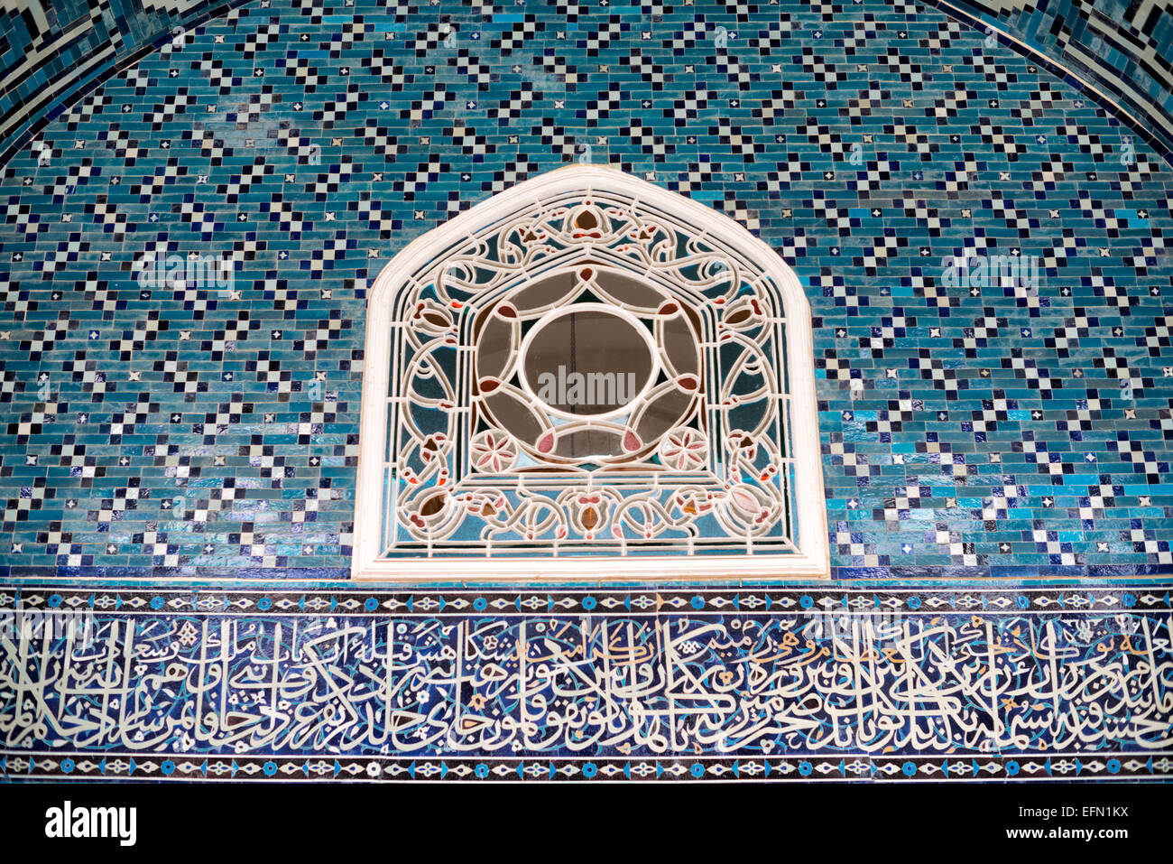 Chiosco piastrellato Lavori di piastrelle ottomani e calligrafia Istanbul Turchia | ISTANBUL — Una grata di finestra bianca intagliata interrompe una parete di piastrelle blu geometriche e calligrafia araba al Chiosco piastrellato dei Musei di archeologia di Istanbul. Commissionata dal sultano Mehmed II nel 1472 per i giardini esterni del palazzo di Topkapı, la decorazione del padiglione segue le convenzioni timuride e persiane e sopravvive oggi come parte di un museo dedicato alle piastrelle e alla ceramica turca dell'epoca selgiuchide e ottomana. Foto Stock