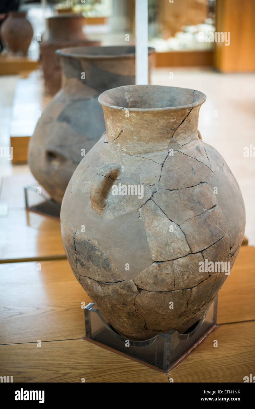 Troy Jar Musei archeologici di Istanbul Istanbul Turchia // ISTANBUL, Turchia — grande vaso di argilla cotta di Troia risalente al 2100-1900 a.C. in mostra nell'edificio principale dei Musei archeologici di Istanbul. Il Museo Archeologico di Istanbul, ospitato in tre edifici in quello che originariamente era il giardino del Palazzo Topkapi a Istanbul, Turchia, contiene oltre 1 milione di manufatti relativi all'arte islamica, all'archeologia storica del Medio Oriente e dell'Europa (così come della Turchia) e un edificio dedicato all'antico Oriente. Foto Stock