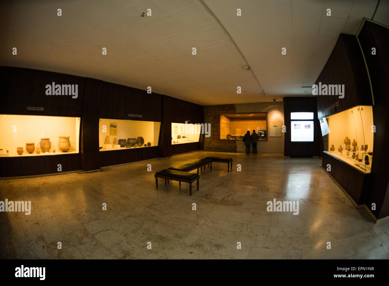 I musei archeologici di Istanbul mostrano i manufatti di Istanbul Turchia // ISTANBUL, Turchia — manufatti risalenti alla metà dell'VIII secolo fino all'inizio del VII secolo a.C. esposti nell'edificio principale dei Musei archeologici di Istanbul. Il Museo Archeologico di Istanbul, ospitato in tre edifici in quello che originariamente era il giardino del Palazzo Topkapi a Istanbul, Turchia, contiene oltre 1 milione di manufatti relativi all'arte islamica, all'archeologia storica del Medio Oriente e dell'Europa (così come della Turchia) e un edificio dedicato all'antico Oriente. Foto Stock