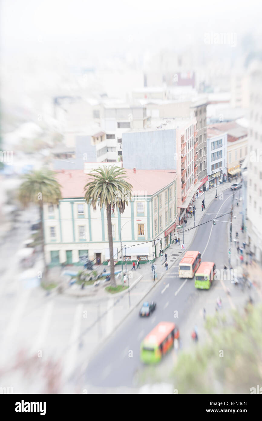 Vista aerea della città di strada con il traffico sul bus e la gente sui marciapiedi, effetto sfocato,Valparaiso cile america del sud Foto Stock