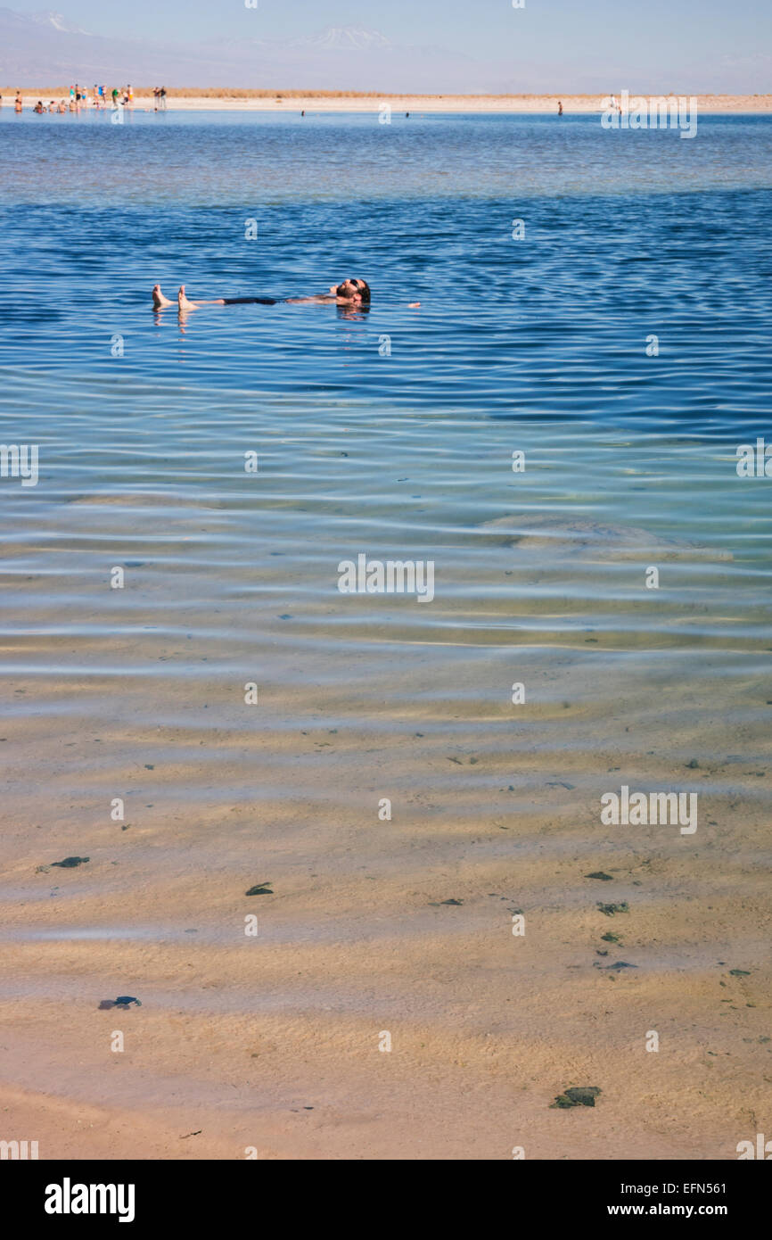 Uomo in flottante Cejar Piedra Laguna, San Pedro de Atacama, Cile, Sud America Foto Stock