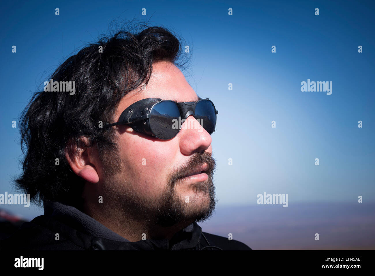 Uomo cileno indossando occhiali da ghiacciaio, San Pedro, il Deserto di  Atacama, Cile, Sud America Foto stock - Alamy