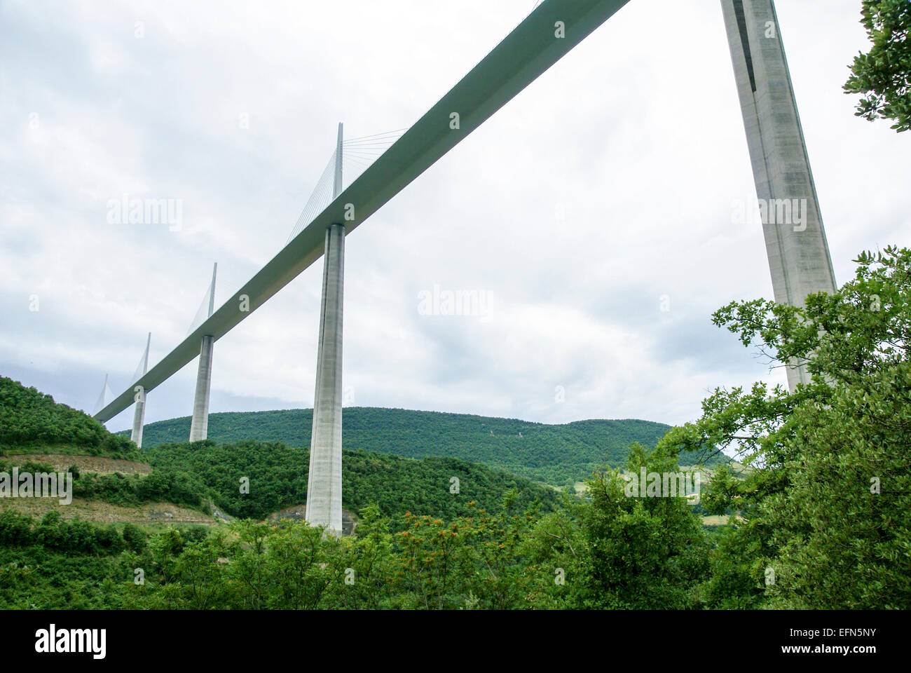 Il viadotto di Millau è un cavo-alloggiato ponte che attraversa la valle del fiume Tarn vicino a Millau nel sud della Francia. Foto Stock