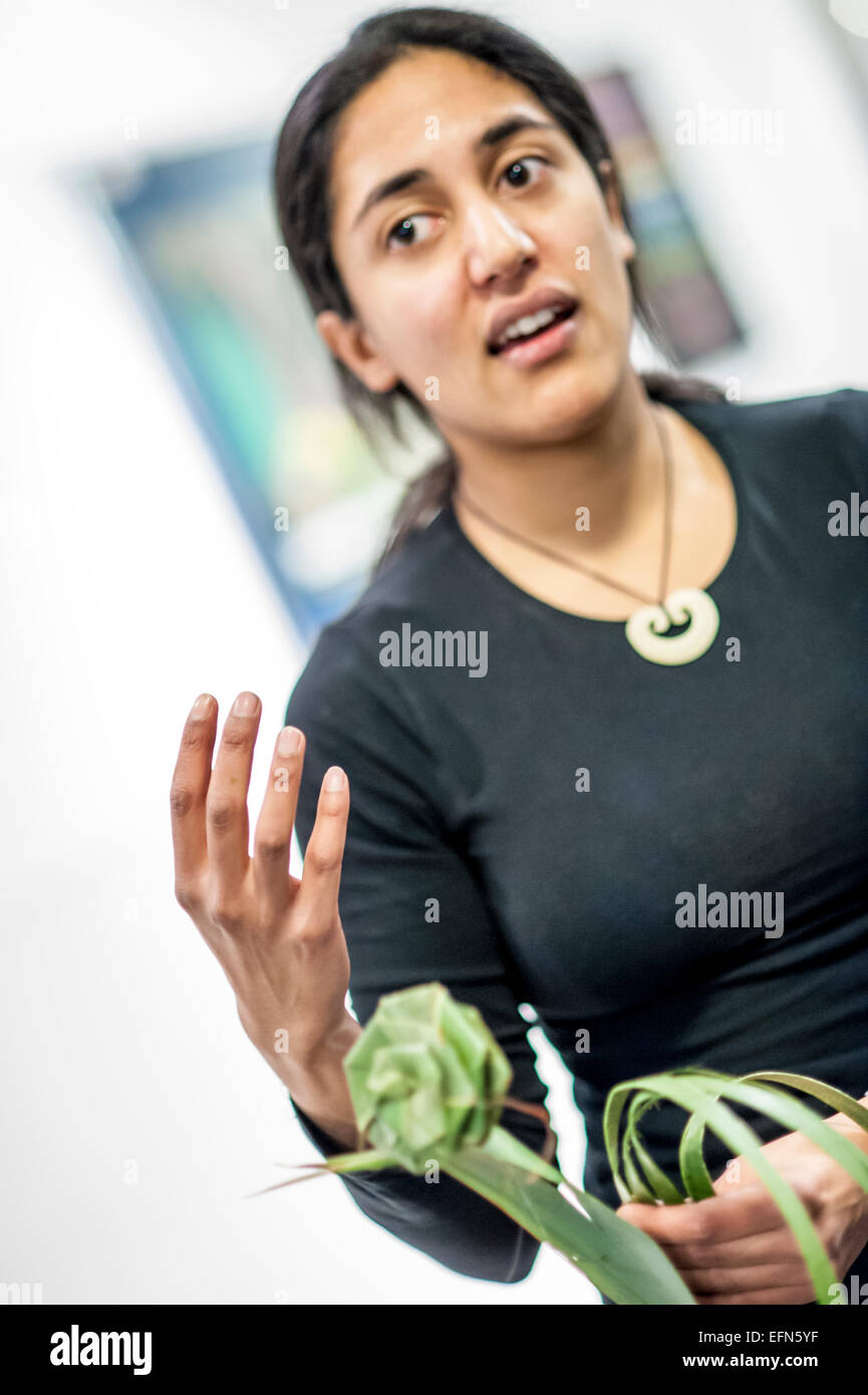 Londra, UK, 07 febbraio, 2015. Rimca dimostra Mauri cultura (facendo un fiore da lino foglie) ai celebranti di come essi per saperne di più circa la cultura Maori e il Trattato di Waitangi..Waitangi giorno celebra un trattato tra la corona e il popolo Maori che è considerata da alcuni per essere il fondamento da cui la Nuova Zelanda è cresciuto. Credito: Carole Edrich/Alamy Live News Foto Stock