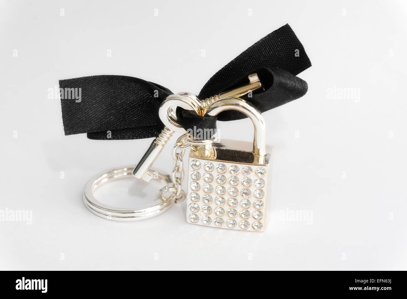 Un bling anello chiave il lucchetto con un fiocco nero Foto Stock