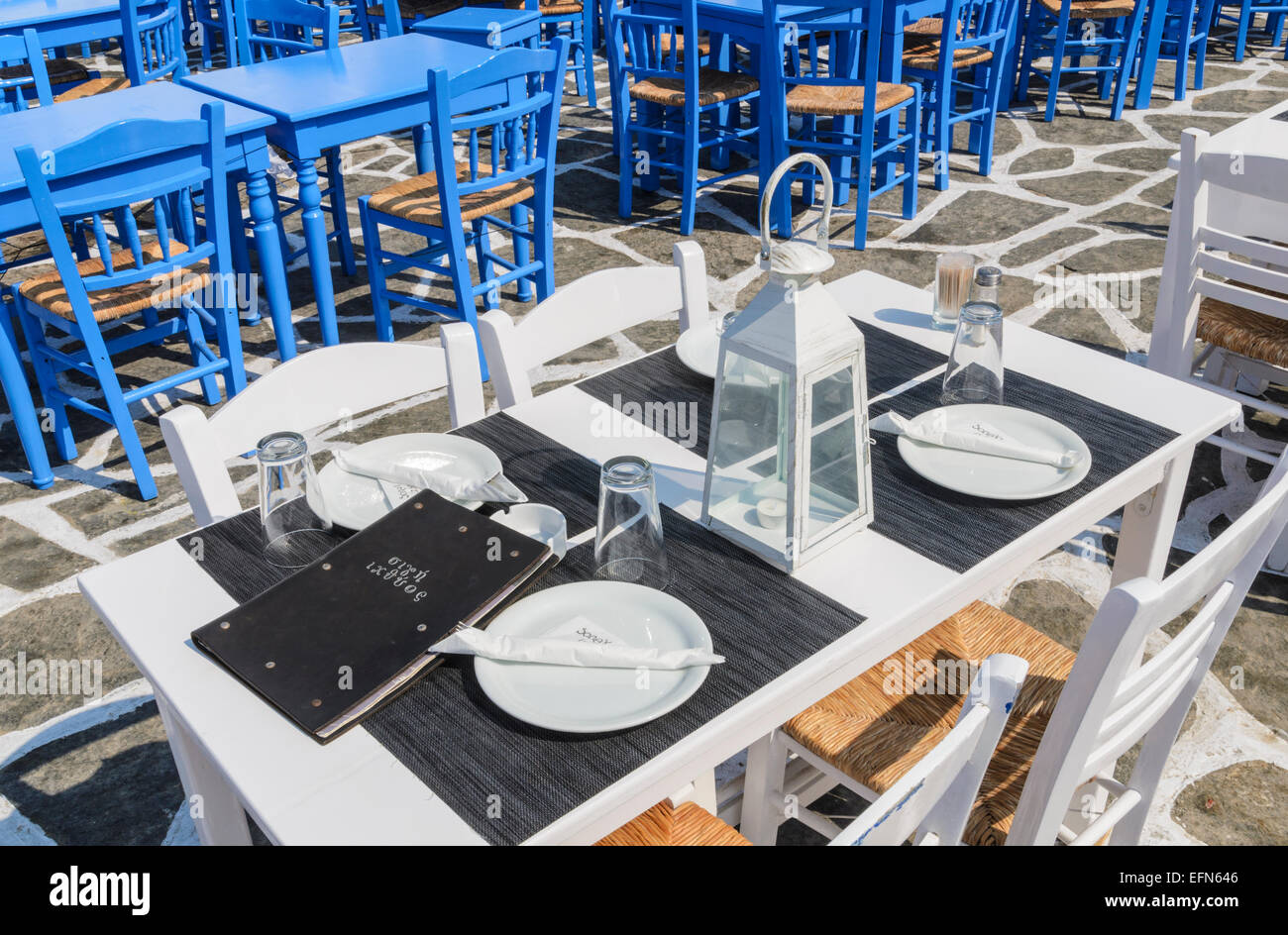 Impostare tavoli all'aperto nella città di Naoussa, isola di Paros, Cicladi Grecia Foto Stock