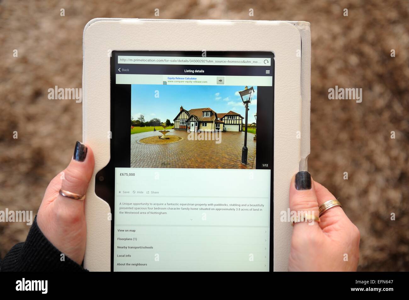 Un Kindle fuoco utilizzato per visualizzare una casa in vendita England Regno Unito Foto Stock