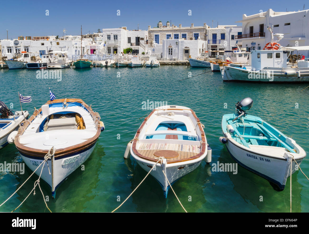 Piccole barche lungo il lungomare Naoussa Town, isola di Paros, Cicladi Grecia Foto Stock