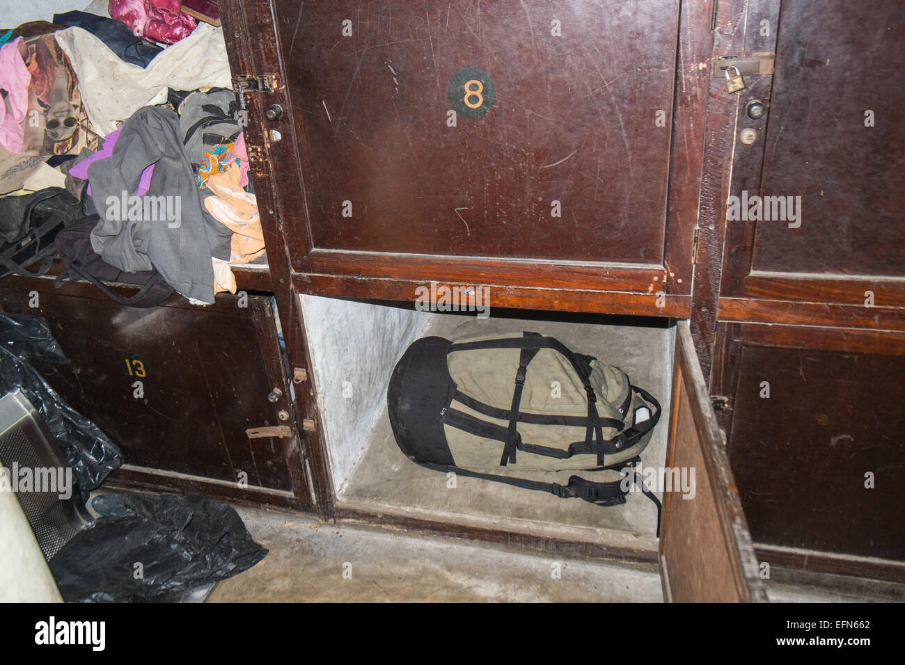 Scartati i vestiti e un turista e turisti zaino in deposito bagagli,i bagagli, locker, al piano di sopra nella stazione ferroviaria principale a Colombo, Sri Lanka,l'Asia. Foto Stock