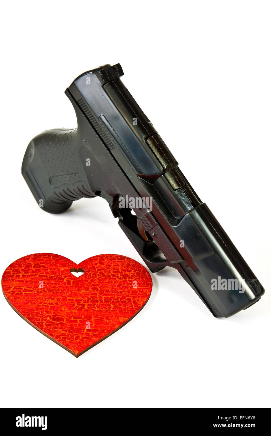Pneumatico di una pistola ad aria compressa e dipinte di rosso cuore di legno Foto Stock