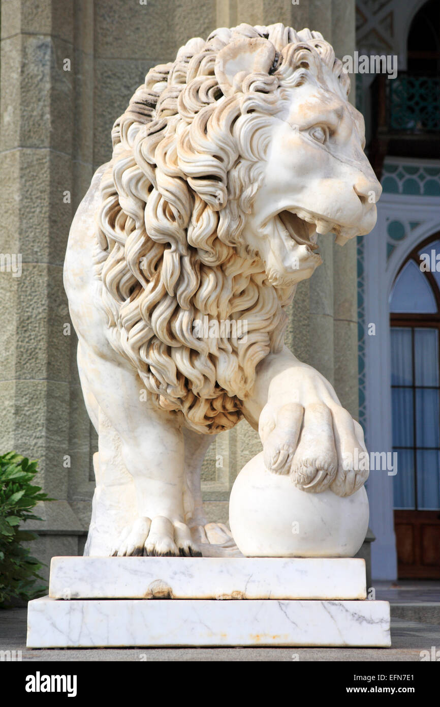 La scultura in marmo di Lion, Vorontsov Palace (1848, Architetto Edward Blore), Alupka, Crimea, Ucraina Foto Stock