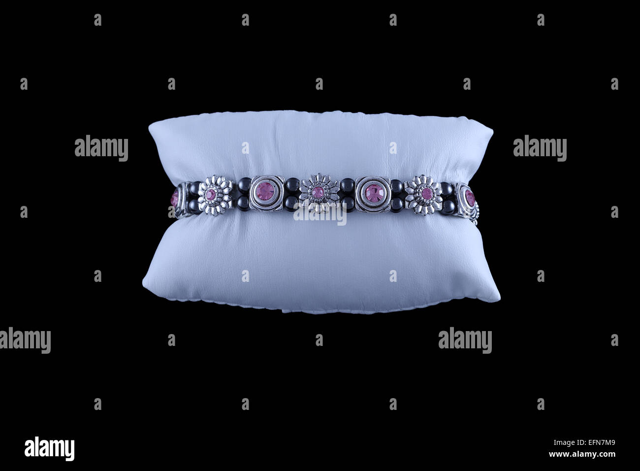 Una bella, usurati, bracciali in argento con cristalli rosa perle su sfondo nero Foto Stock