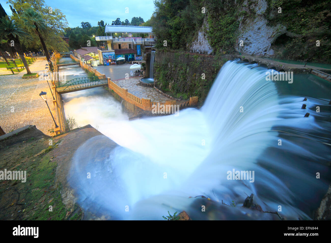 La cascata nel parco cittadino, New Athos, Abkhazia, Georgia Foto Stock