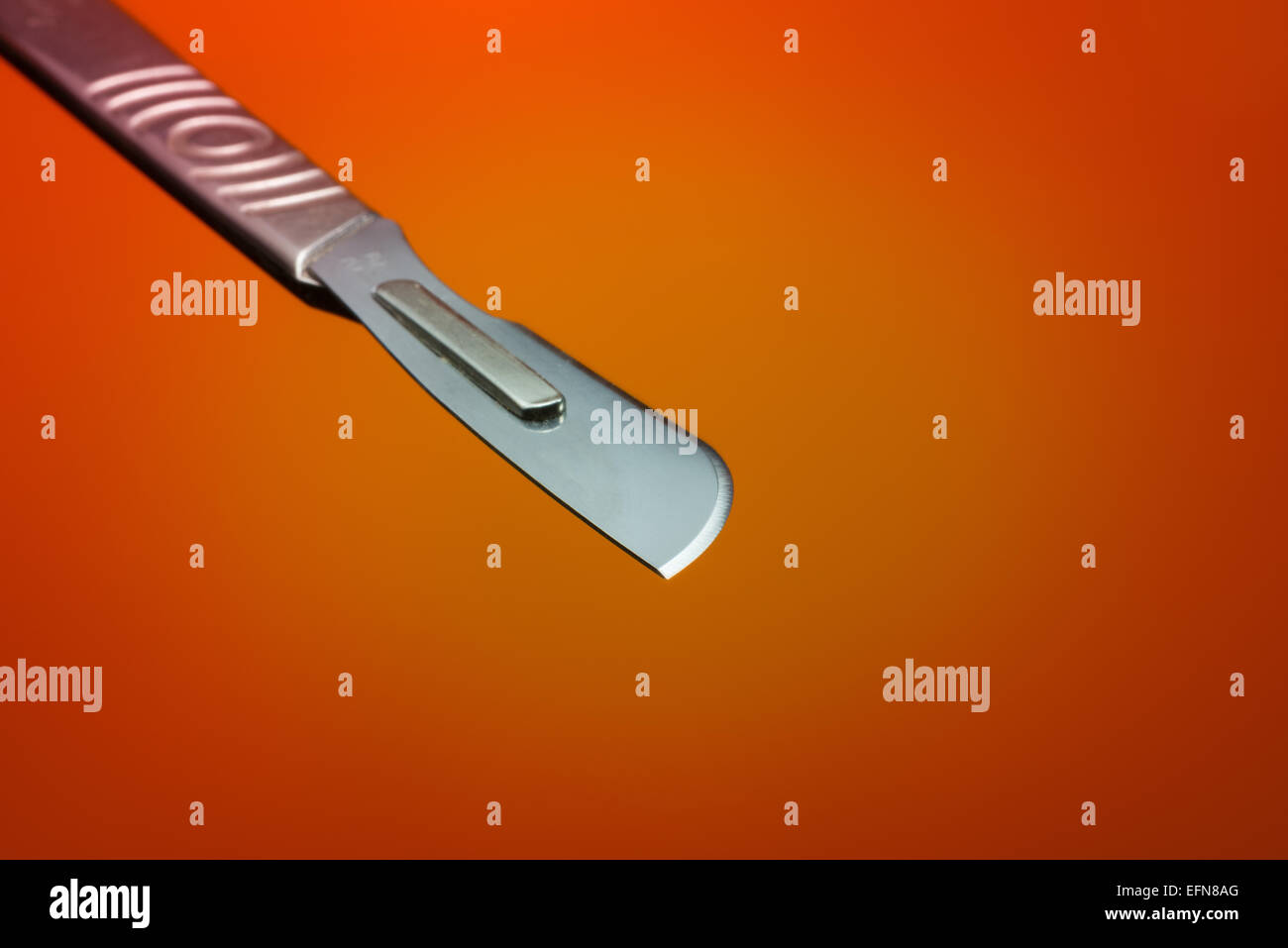 Nitida lama in acciaio inossidabile chirurgico su un bisturi usato per operazioni cliniche in pulito ambiente sterile Foto Stock