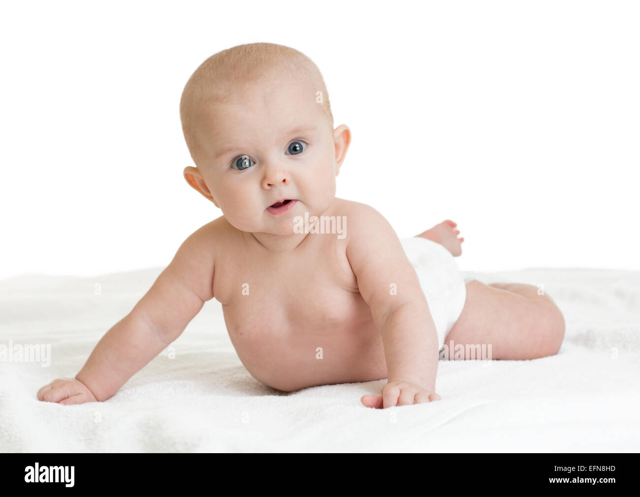 Carino il bambino giacente su asciugamano bianco nel pannolino Foto Stock