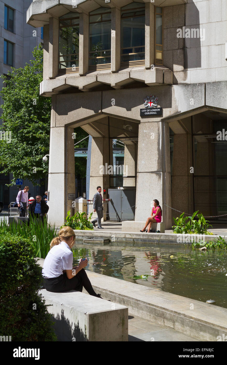 Per coloro che godono di un sole estivo a pranzo in Guildhall nella città di Londra Foto Stock