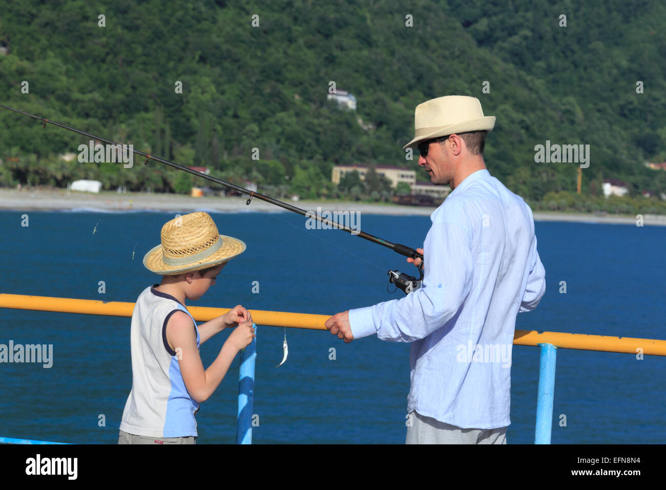 Padre e figlio di pesca, Abkhazia, Georgia Foto Stock