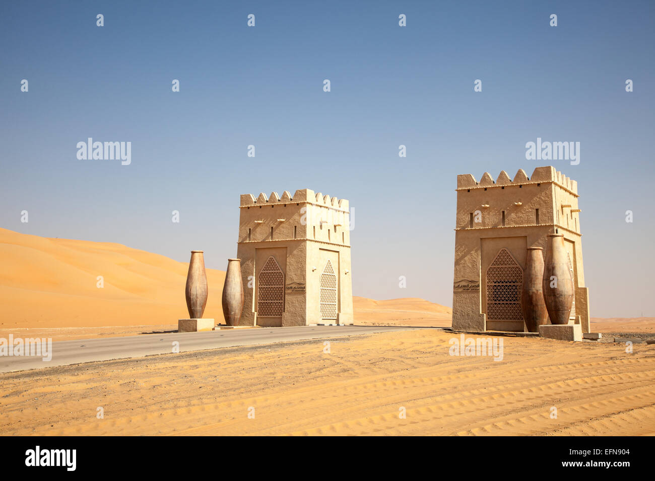 Porta ad un resort nel deserto di Abu Dhabi, Emirati Arabi Uniti Foto Stock