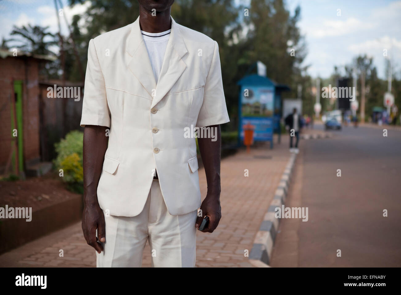 Uomo che indossa il manicotto corto abito, Kigali, Ruanda Foto Stock
