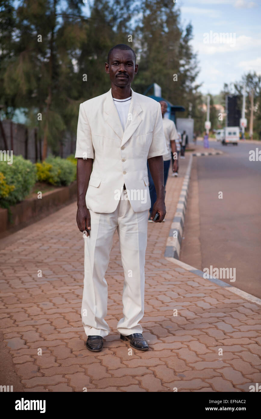 Uomo che indossa il manicotto corto abito, Kigali, Ruanda Foto Stock
