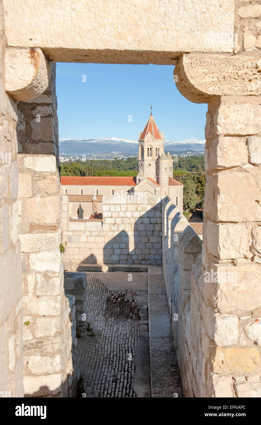 Vista dalla torre di difesa per la chiesa abbaziale di Abbaye de Lérins, con Alpes Maritime nel retro, Francia Foto Stock