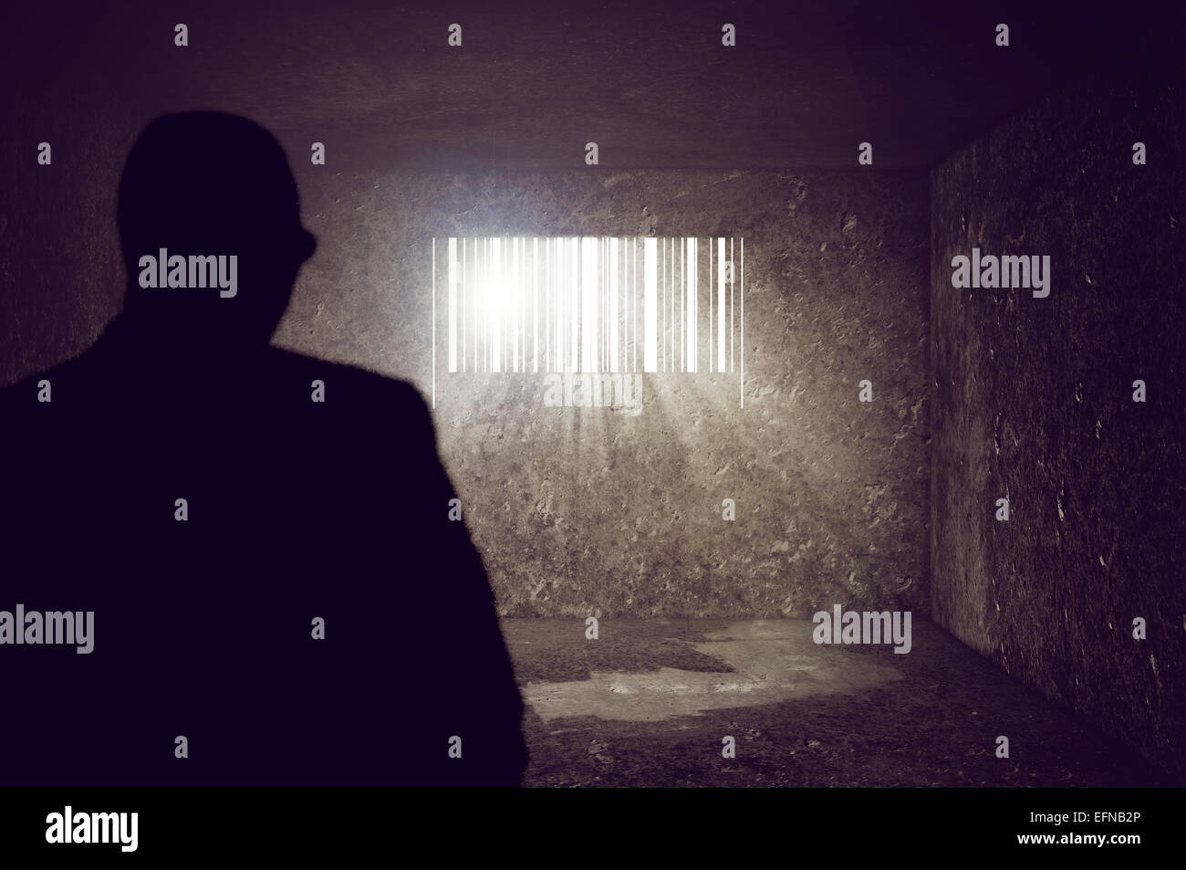 Il consumismo compulsivo concetto, imprenditore bloccato in calcestruzzo cella di prigione con codice a barre finestra sagomata. Raggi di sole e sun flare. Foto Stock