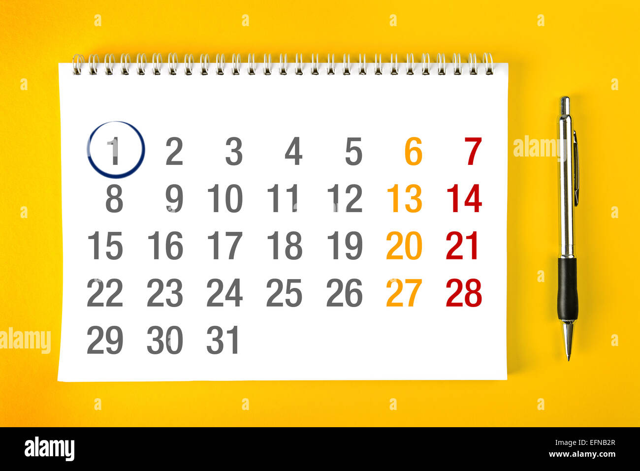 Inizio del mese, Carta pagina del calendario con rilegatura a spirale con corsa a matita attorno al primo giorno del mese. Foto Stock