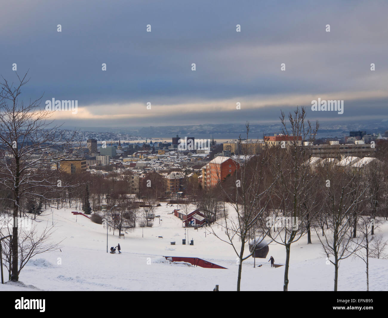 Torshovdalen nella stagione invernale. La grande area di parcheggio in Oslo Norvegia offre una vista panoramica del centro della città e a diverse attività durante tutto l'anno Foto Stock