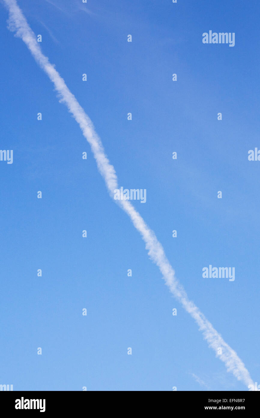 Aeromobile sky sentiero in un blu cielo d'inverno. Foto Stock