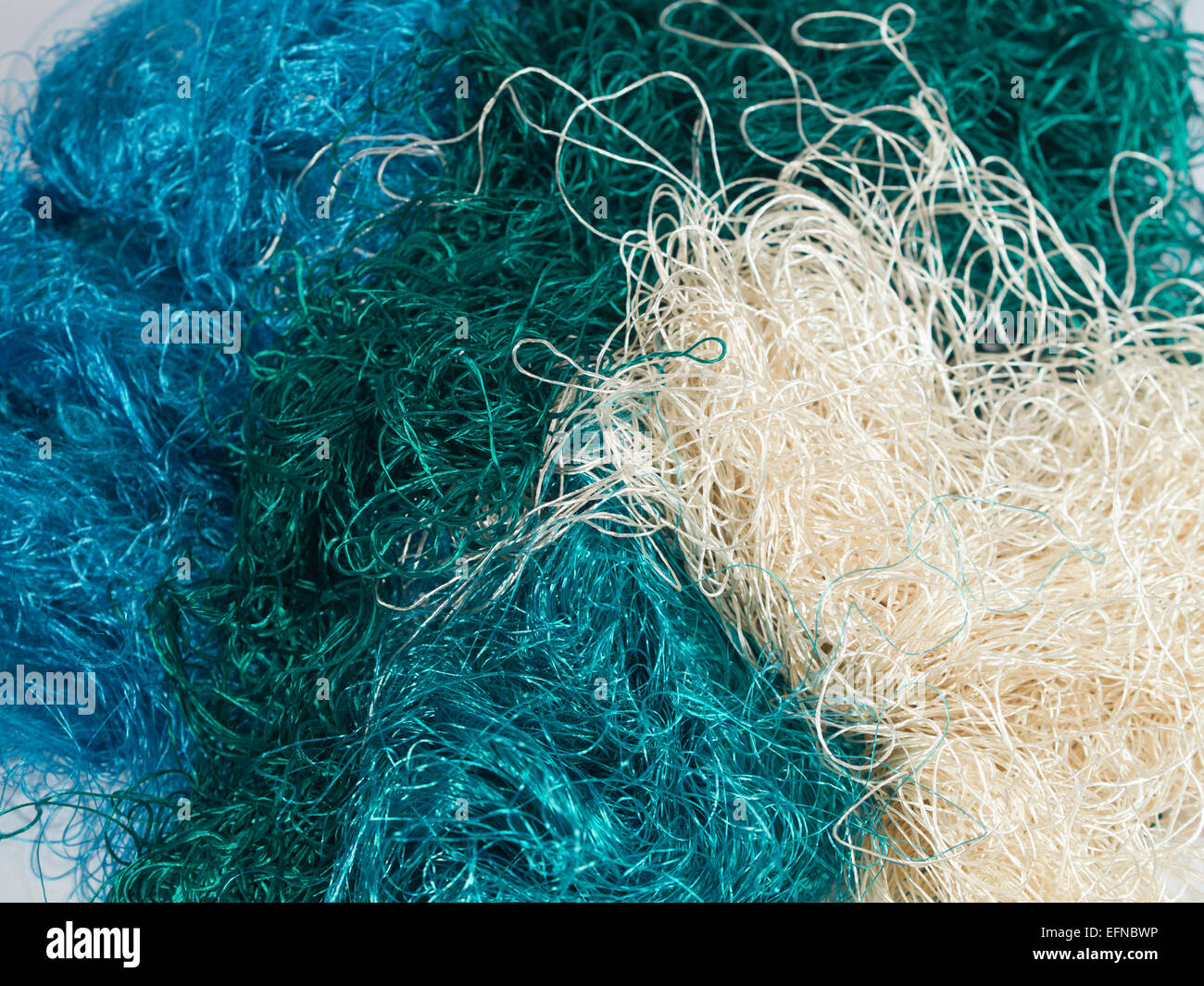 Filo di seta per ricamo, un heap disarranged, aqua blu, verde e crema Foto Stock