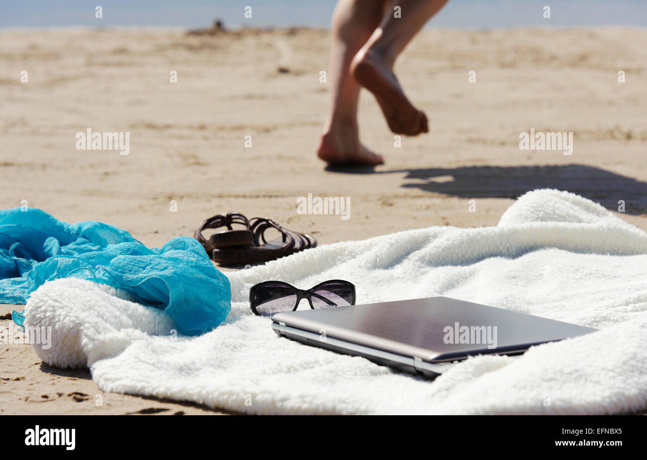 Wrap, laptop, sciarpa e muli sulla spiaggia Foto Stock