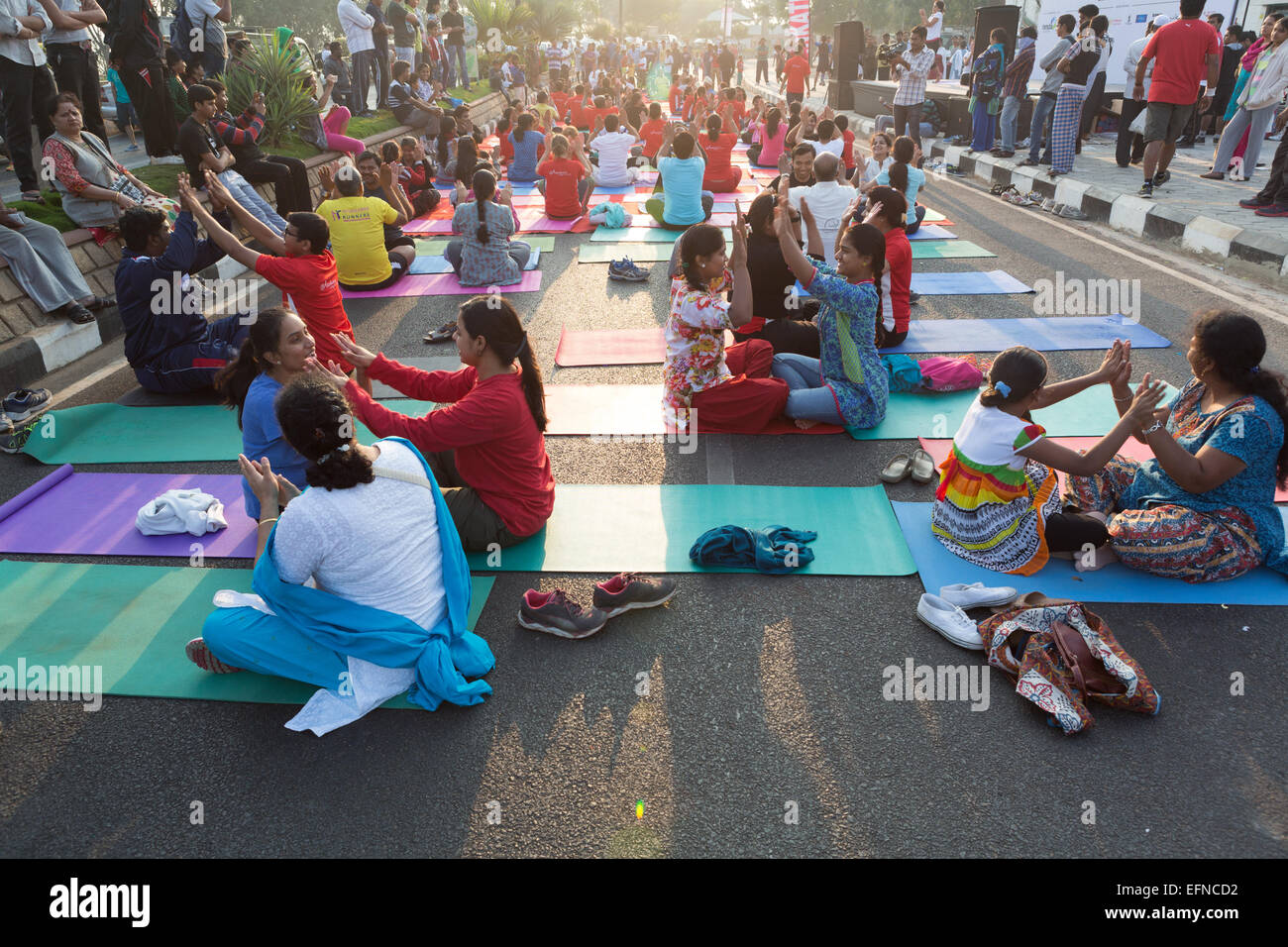 Hyderabad, India, 08 febbraio, 2015. I residenti di partecipare in Happy strade, un evento organizzato dai tempi dell India a collana Road, domenica 8 febbraio, 2015 a Hyderabad, in India.Una parte della strada è stata chiusa per veicoli da 6am fino alle 9.30 durante la quale i bambini e gli adulti hanno partecipato in vari divertenti attività come camminare, correre, ascolto di musica, balli, ciclismo ecc.L'evento si terrà tutte le domeniche inizio nel febbraio 8, 2015 Credit: Sanjay Borra/Alamy Live News Foto Stock