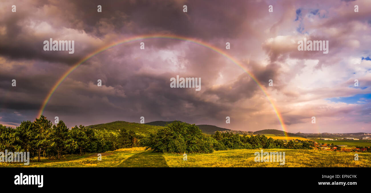 Rainbow oltre il paesaggio al tramonto con la città di Nitra in background Foto Stock