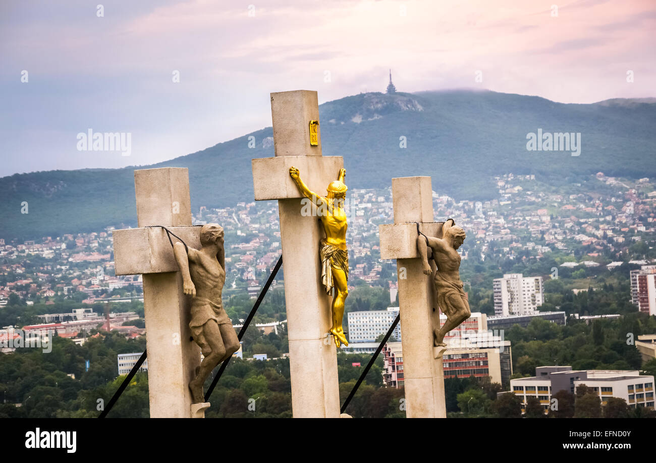 Gesù la croce di Cristo sul Calvario con il borgo e la collina in background Foto Stock