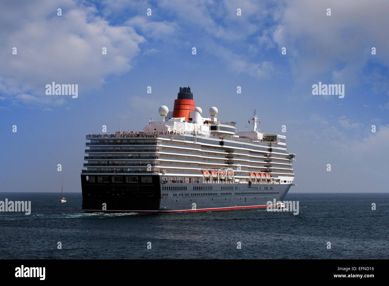 Crociera di lusso di lasciare il porto di Alicante Foto Stock