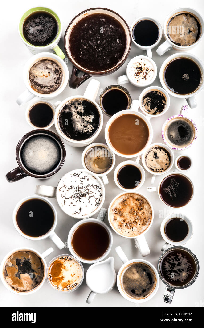 Un sacco di caffè in tazze diverse. Sfondo di caffè. Foto Stock